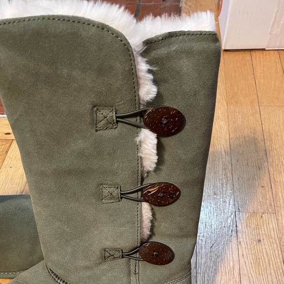 Bearpaw Suede & Sheepskin Winter Boots, Green, Size 9 - Picture 5 of 8